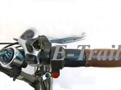 Рукоятка с ручкой газа и переключателем скоростей у складного электровелосипеда Motus 2Р 500 Правая рукоятка с ручкой газа на складном электровелосипеде 2Р 500